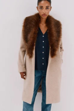 Mujer Cortefiel Abrigos>Abrigo con detalle efecto pelo