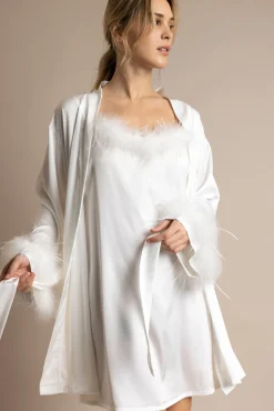 Mujer Admas Batas>Bata corta satinada plumas marabú novia