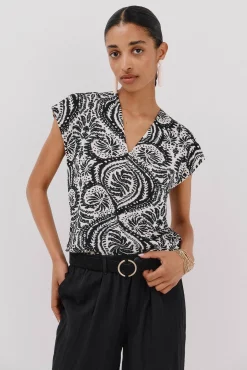 Mujer Cortefiel Camisetas>Camiseta estamapda escote pico fruncido