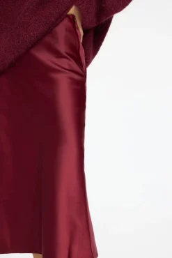 Mujer Selected Faldas>Falda midi fluida confeccionada con materiales reciclados.