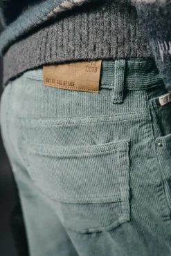 Hombre OOTO Pantalones><noscript><img width=