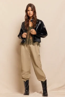 Mujer Slowlove Pantalones>Pantalón de sarga con pinzas trabillas para el cinturón bolsillos funcionales laterales pernera ancha cierre mediante cremallera oculta y botón