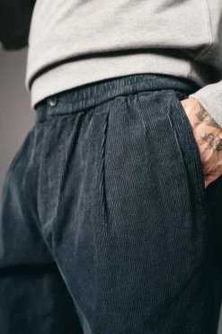 Hombre OOTO Pantalones><noscript><img width=